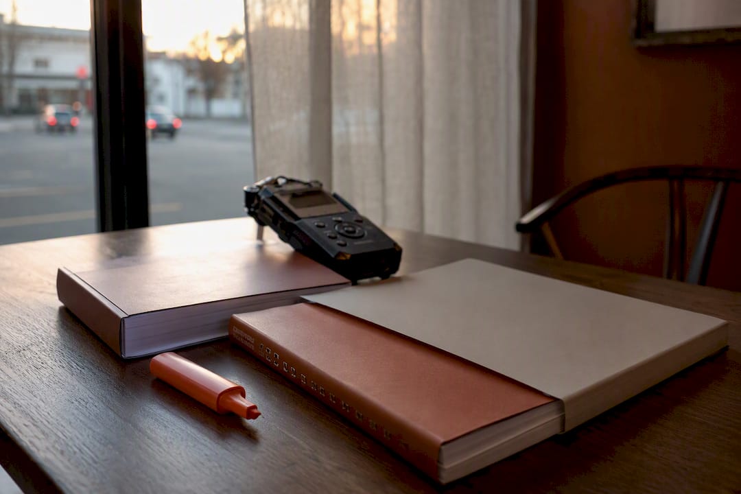 Kit de recepción de casos migratorios sobre una mesa