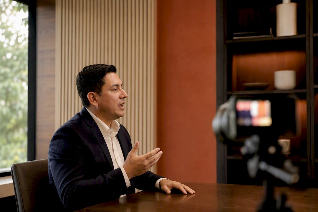 Abogada bilingüe grabando un resumen legal en español