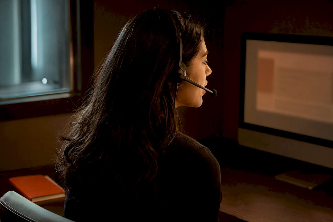 Bilingual receptionist handling a Spanish call