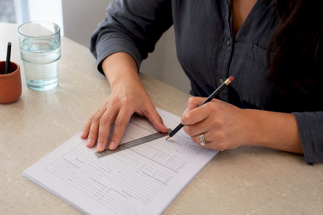 Revisor verificando el diseño de un formulario en español