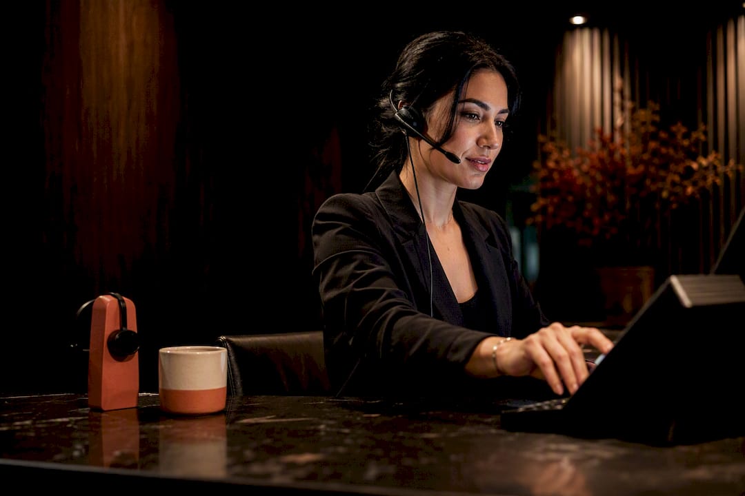 Receptionist answering a bilingual caller
