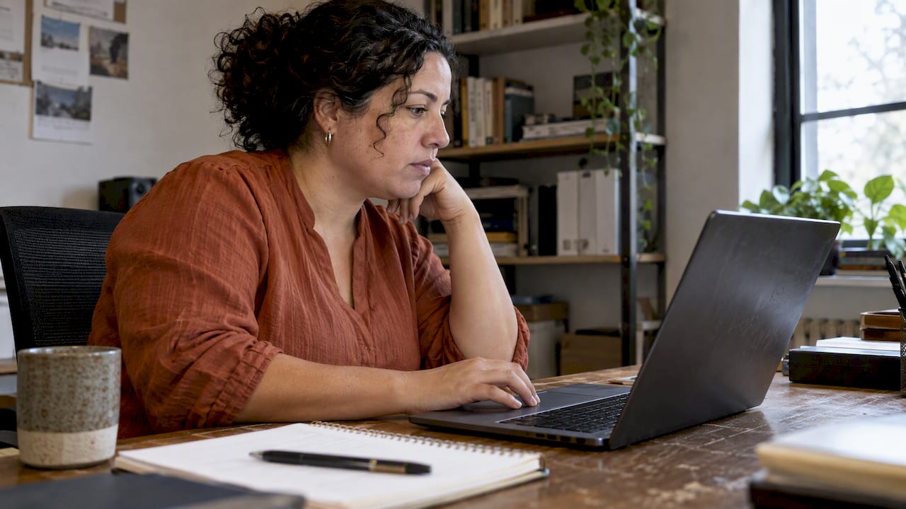 Editor reviewing Spanish legal website copy