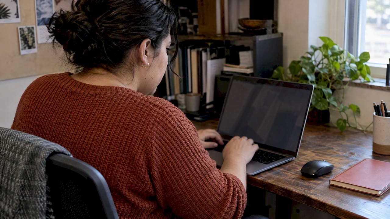 Writer revising Spanish search description at desk